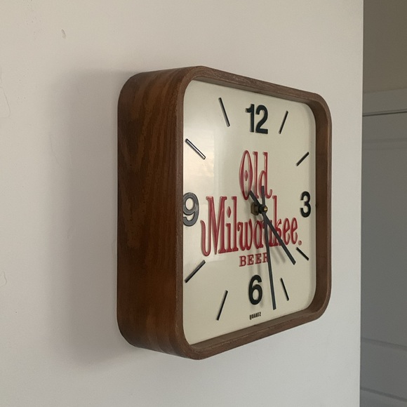 Vintage Old Milwaukee Beer Clock - Picture 2 of 10